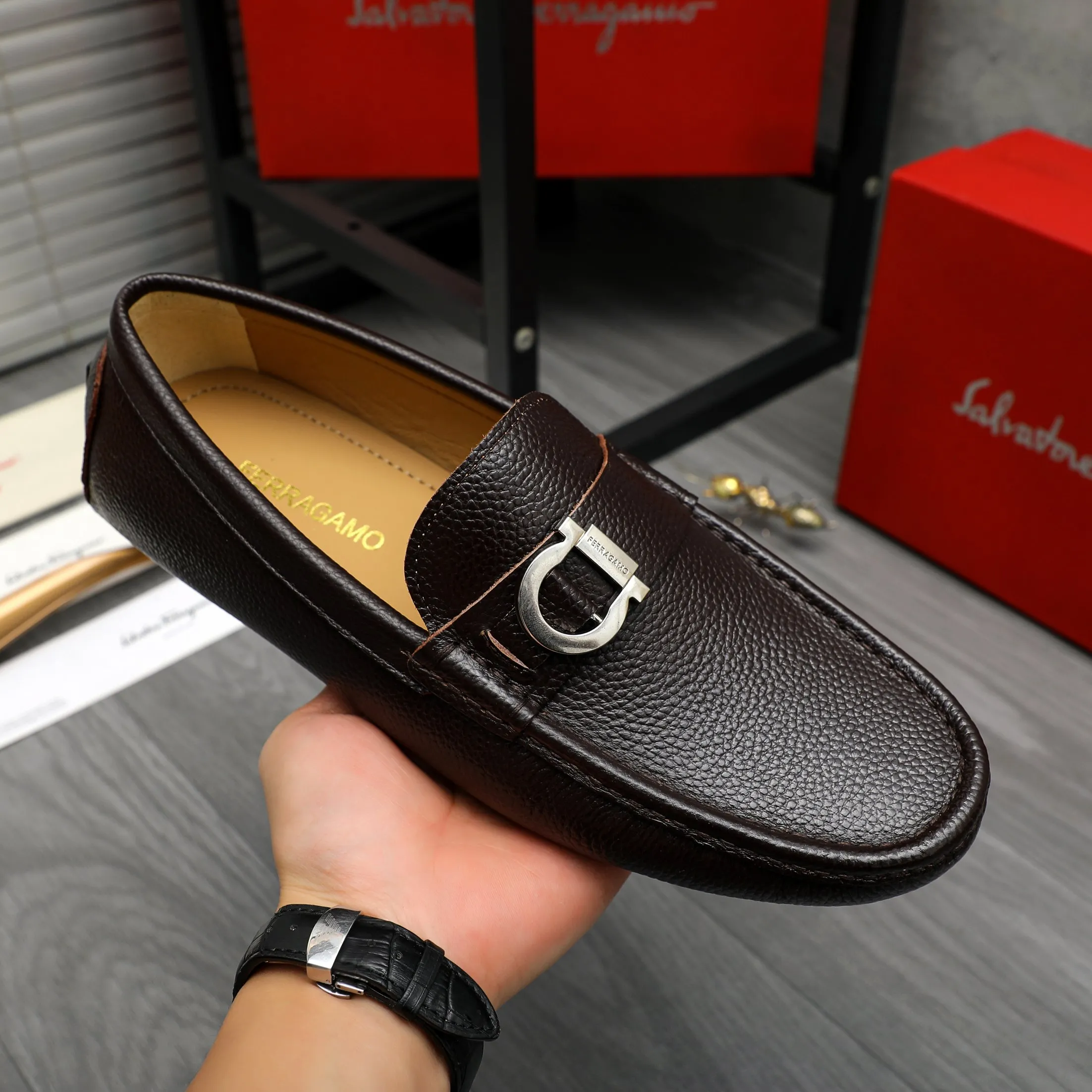 P420 Product trademark: Ferragamo [Ferragamo] Casual slip-on men's shoes Regular size: 38-44 Product material: Selected pebbled cowhide upper, sheepskin lining, original rubber outsole
